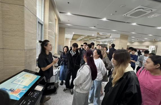 国际教育学院组织 2025 级国际学生开展图书馆入馆教育