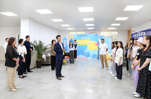 校党委书记毕明福看望在校留学生